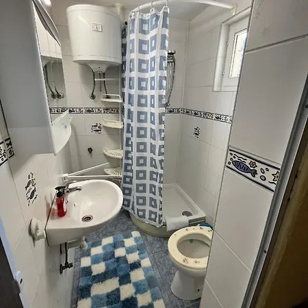 Axa * Rukavac (Vis)
